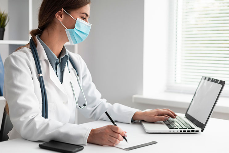 Doctora atendiendo a distancia desde su ordenador