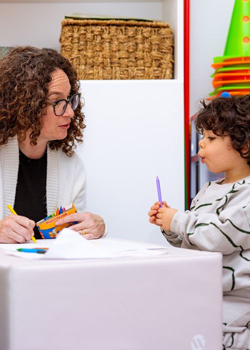 Profesional de Synaptia durante una consulta infantil