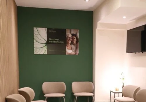 Sala de espera con sillas y pared verde