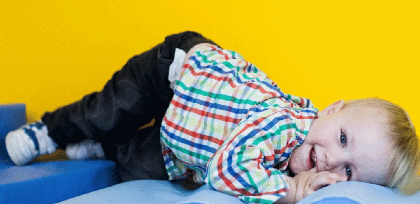 Niño en una sesión de atención pediátrica