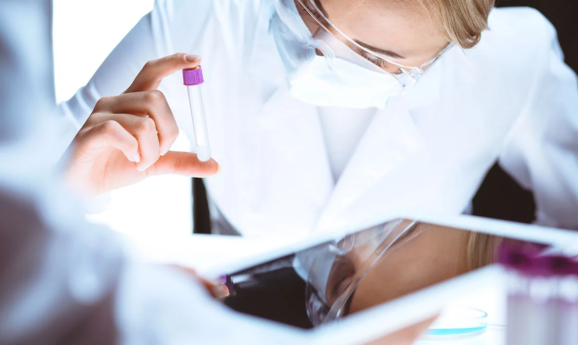 Profesional realizando trabajo de investigación